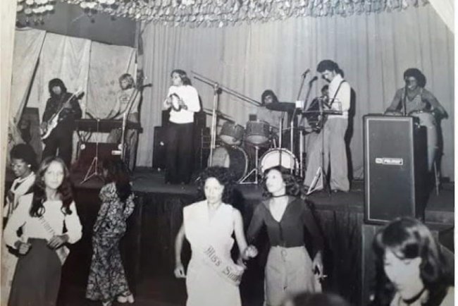 Banda Xanadú tocando na Igreja São Pedro em 1973