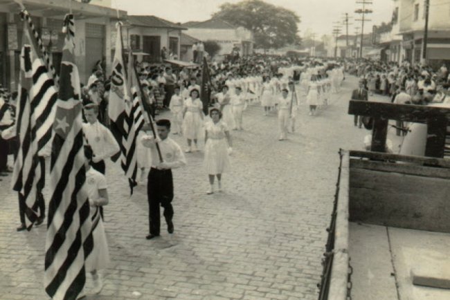 Antes e depois: Desfile na avenida Barão de Mauá (sem data)