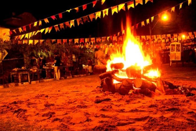 As Festas Juninas são conhecidas por suas brincadeiras tradicionais e divertidas. Aqui estão algumas das brincadeiras mais conhecidas para festas juninas: