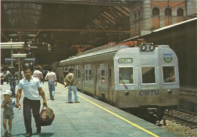Trem sentido Mauá saindo da estação Luz, 1985