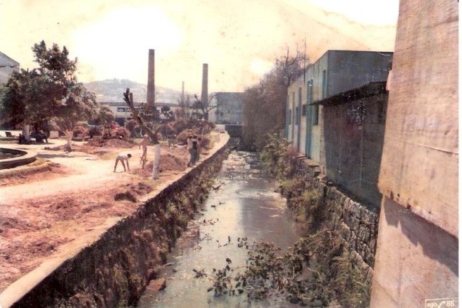 O rio que passa por baixo da Praça 22 de Novembro — Mauá, 1985