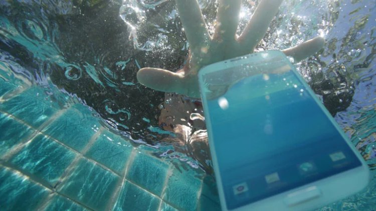 Seu celular caiu na água? O erro mais comum pode acabar com ele em segundos