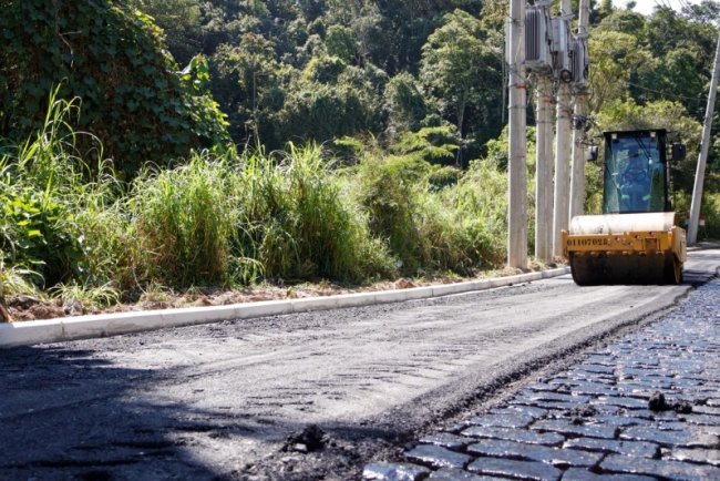 Prefeitura de Ribeirão Pires aplica primeira camada de asfalto no trecho final da Avenida Benjamim...
