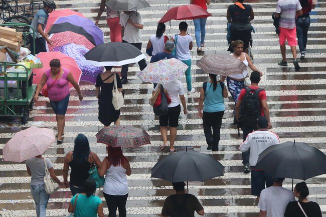 Defesa Civil alerta para previsão de chuva, com rajadas de ventos e raios nesta quarta-feira (22) em todo o estado