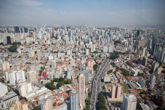 Guia ajuda a transformar áreas verdes de condomínios e loteamentos para conter enxurradas e reduzir o calor