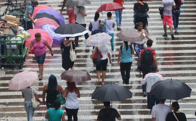 Defesa Civil alerta para previsão de chuva, com rajadas de ventos e raios nesta quarta-feira (22) em todo o estado