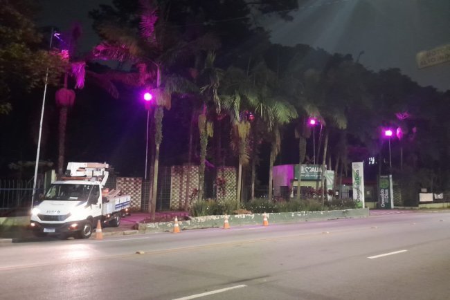 Espaços públicos recebem iluminação em apoio ao Outubro Rosa